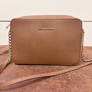 Michael Kors Jet Set Large Brown Saffiano Leather Crossbody Bag Gold Chain Luxe